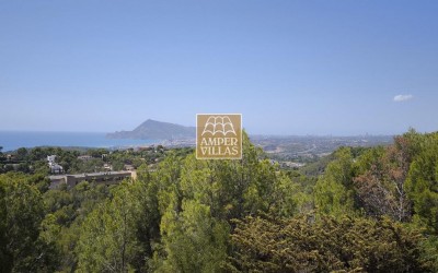 Fantastic villa with large plot, offering privacy and sea views.